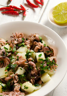 Sałatka z ośmiorniczek z ziemniakami na ciepło