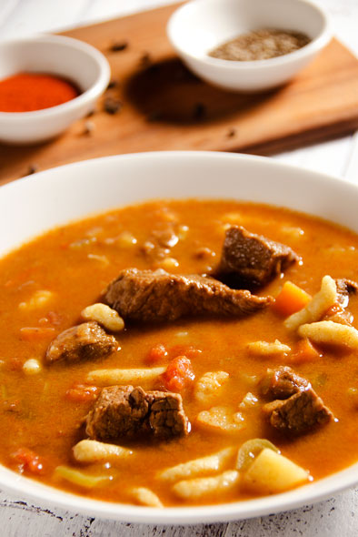 węgierska zupa gulaszowa (gulyasleves)